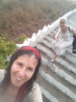 Uno de los momentos más surrealistas del viaje: un diluvio en la cima de la montaña que nos pilló haciendo yoga!